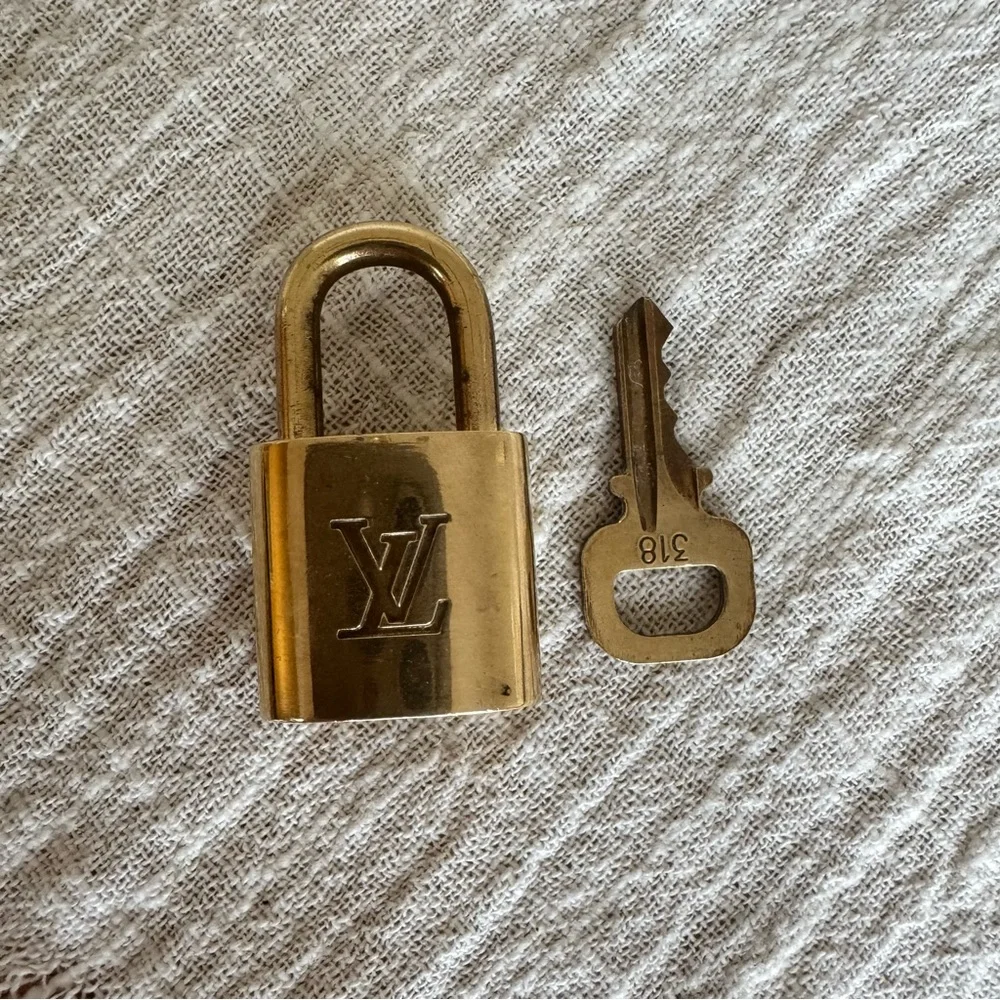 ✅AUTH✅ 🔐 LOUIS VUITTON LOCK AND KEY - Picture 3 of 6